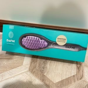 Daphni hair straightening ceramic brush EUC